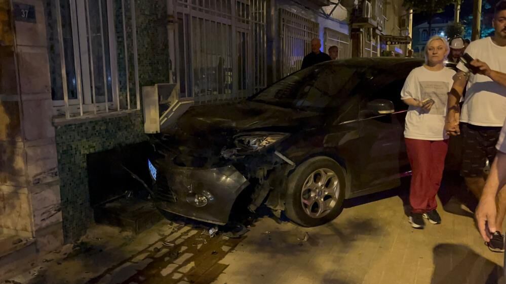Alkollu Surucunun Carptigi Arac Dogal Gaz Kutusunu Patlatti Mahalleli Sokaga Dokuldu (4)