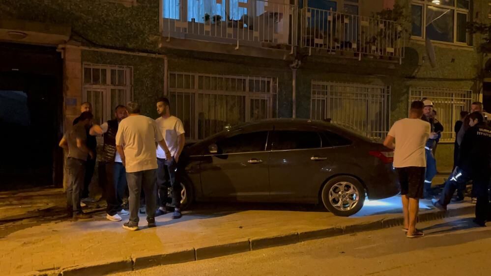 Alkollu Surucunun Carptigi Arac Dogal Gaz Kutusunu Patlatti Mahalleli Sokaga Dokuldu (5)