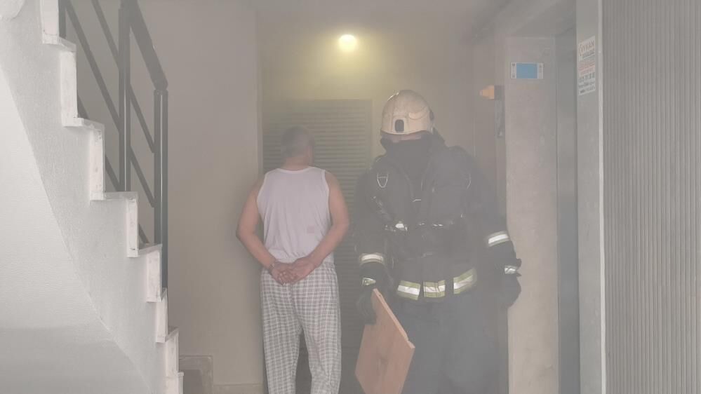 Annesine Sinirlendi Kendini Eve Kapatip Yakmaya Calisti Mahallede Korku Ve Ofke Dolu A (2)