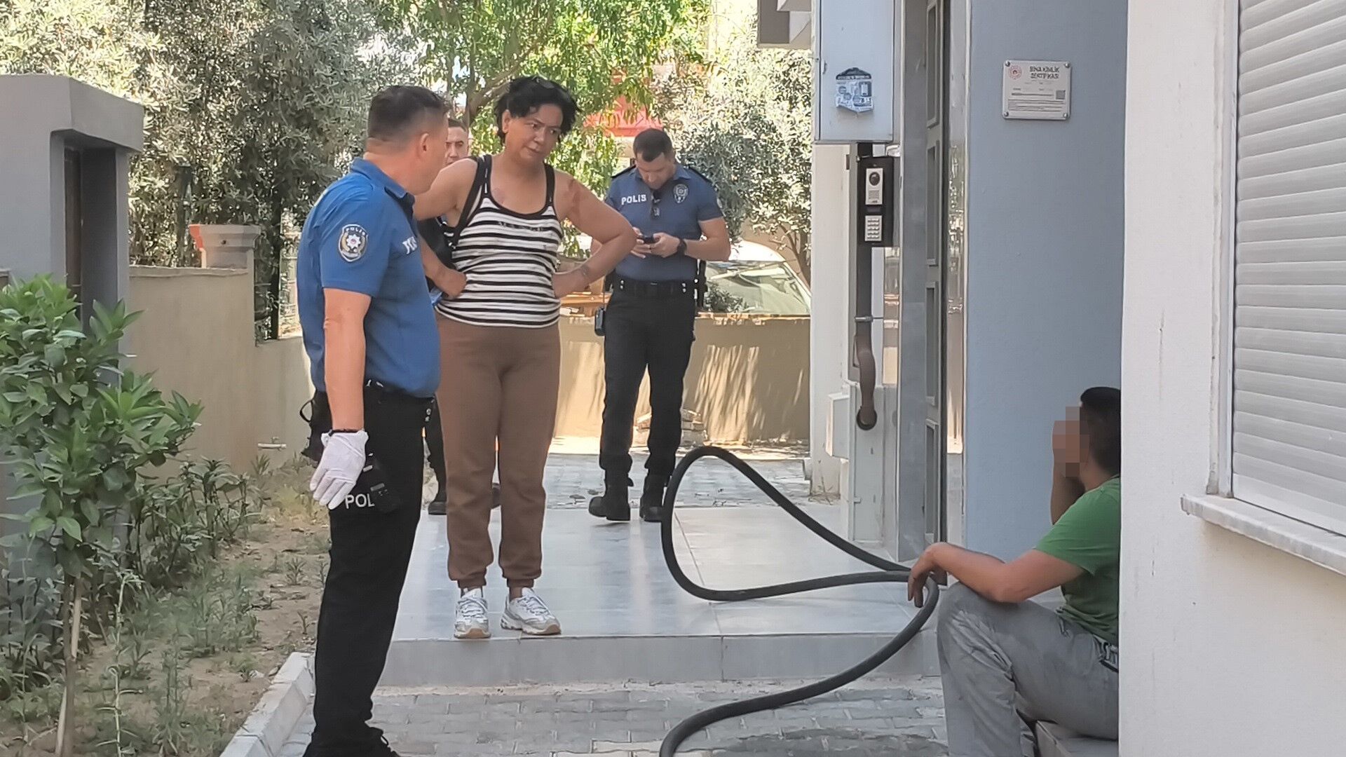 Annesine Sinirlendi Kendini Eve Kapatip Yakmaya Calisti Mahallede Korku Ve Ofke Dolu A (3)