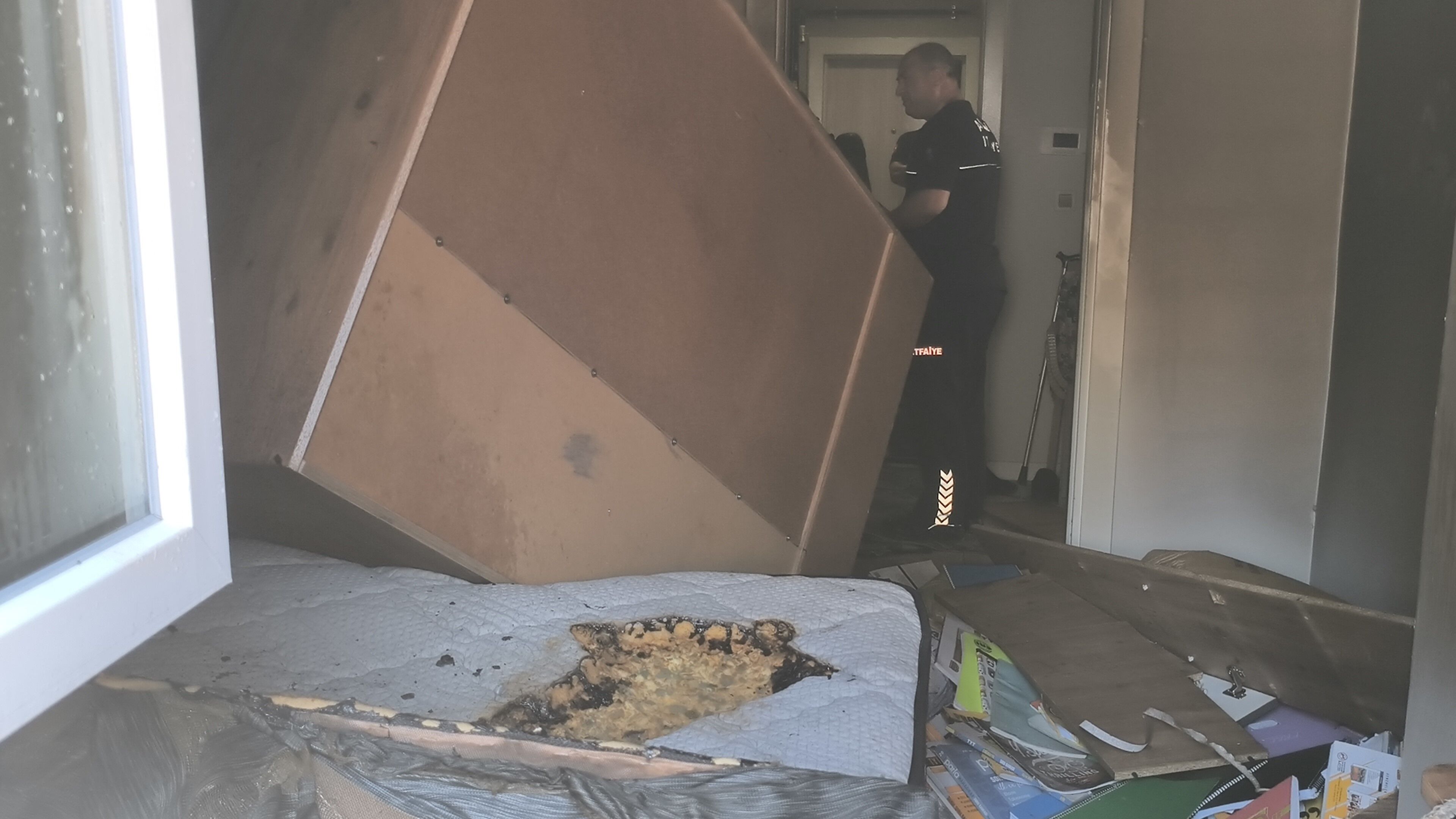 Annesine Sinirlendi Kendini Eve Kapatip Yakmaya Calisti Mahallede Korku Ve Ofke Dolu A (4)