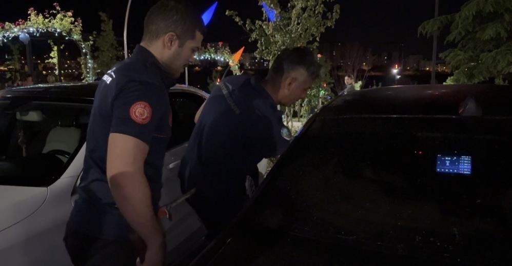 Bebegini Arabada Unuttu Ofkesini Gazetecilerden Cikardi (3)