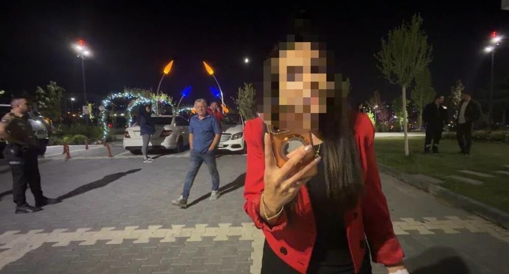 Bebegini Arabada Unuttu Ofkesini Gazetecilerden Cikardi (4)