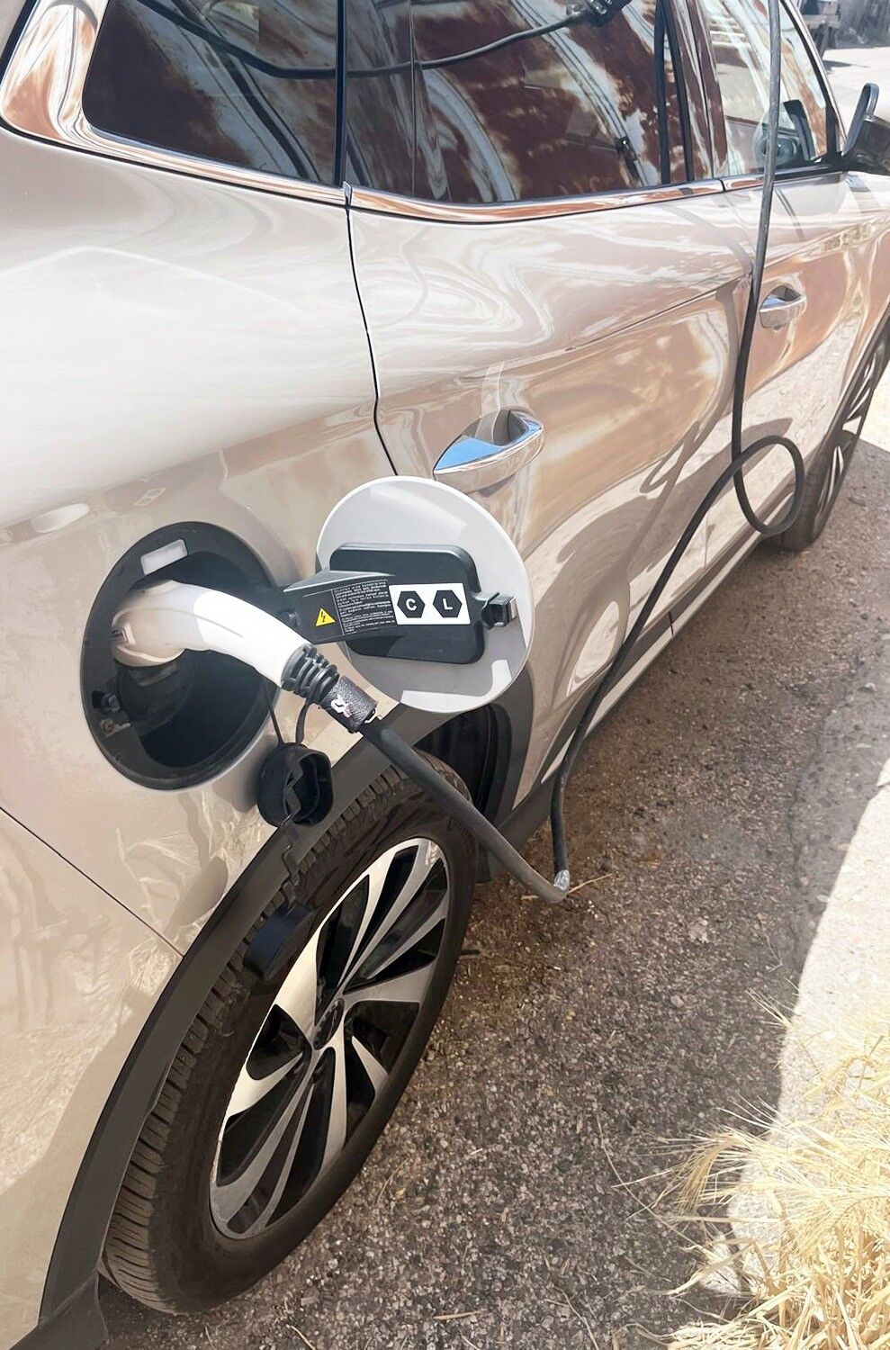 Bu Kadari Da Olmaz Elektrikli Otomobili Kacak Hatla Sarj Ettiler (5)