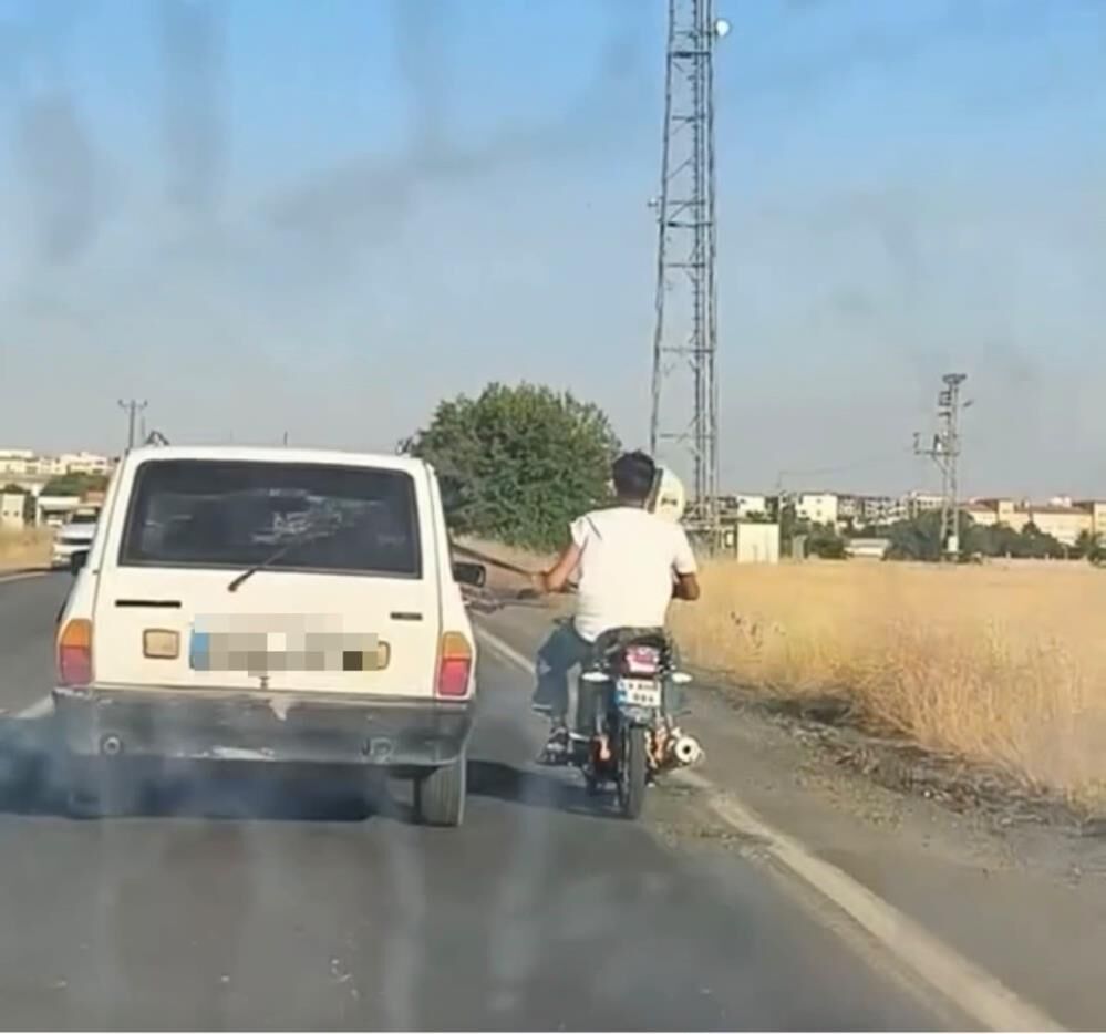 Bunu Da Yapti Motosiklet Surucusu Emniyet Kemerine Tutunarak Gitti (2)