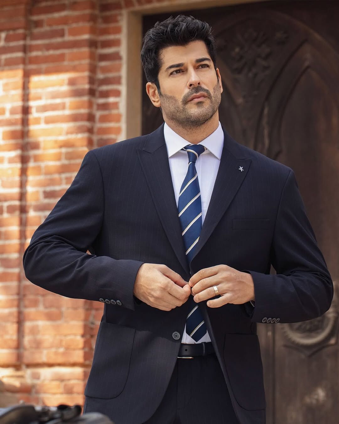 Burak Özçivit Güneşin Doğduğu Yer Dizisinin Yeni Başrolü Mü (4)