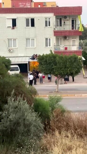 Cam Silerken Metrelerce Yukseklikten Dusen Genc Kiz Yaralandi (3)