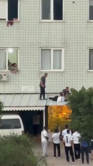Cam Silerken Metrelerce Yukseklikten Dusen Genc Kiz Yaralandi (4)
