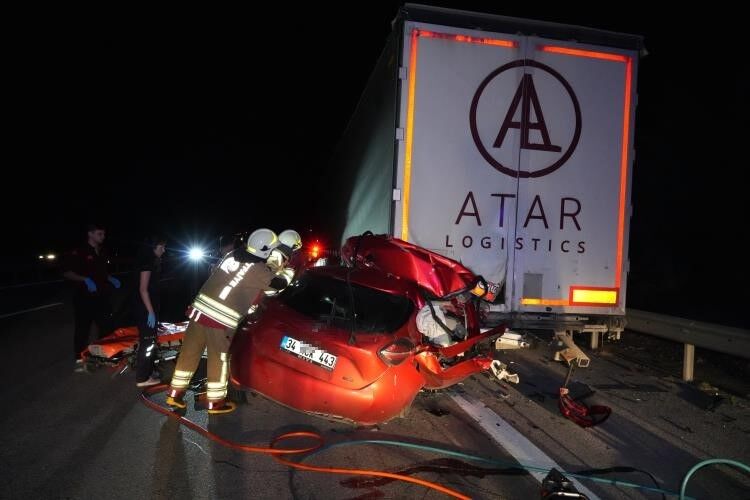 Carpmanin Siddetiyle Arac Yok Oldu Surucu Hayata Tutunamadi (3)