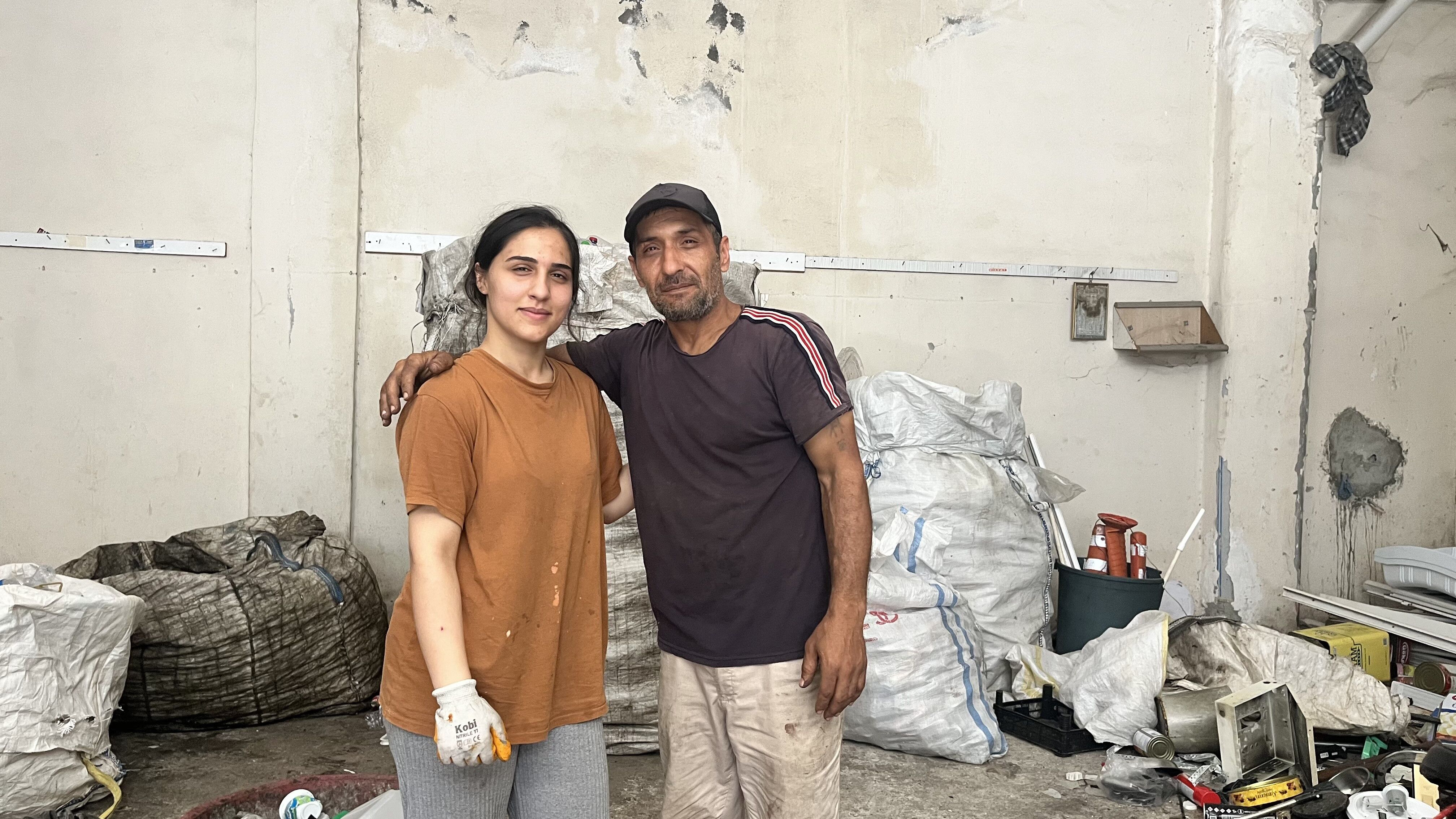 Çöpten Kağıt Topladı, Çocuklarını Okuttu! Kızı Birincilikle Mezun Oldu (5)
