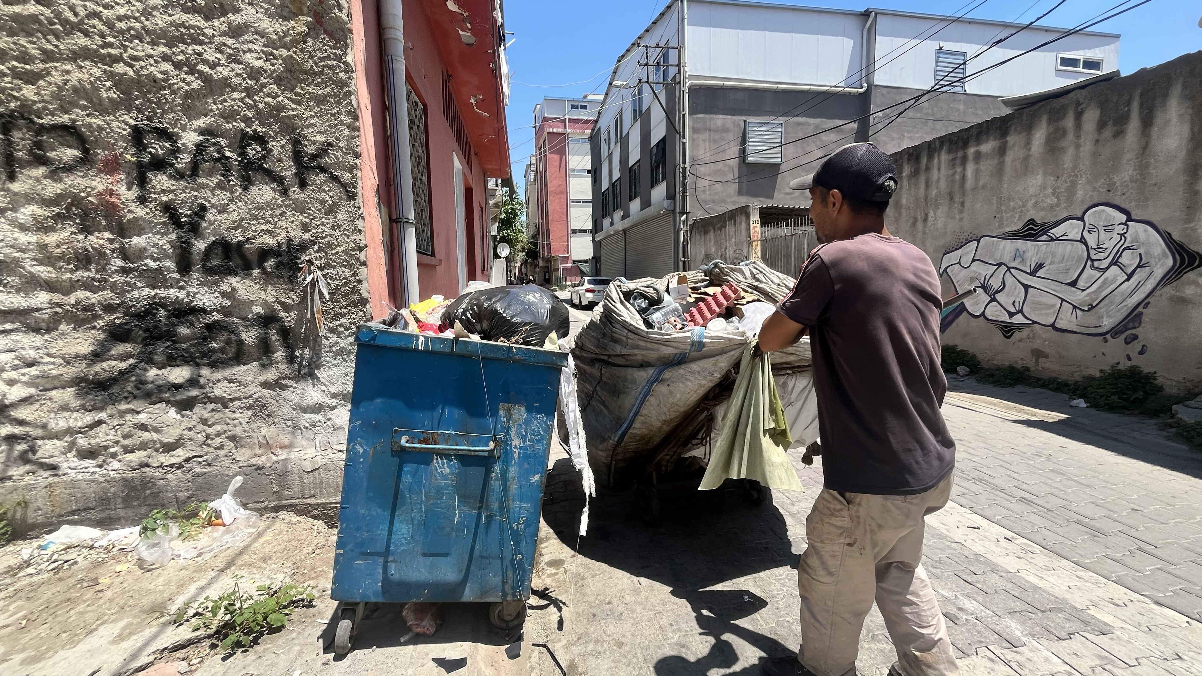 Çöpten Kağıt Topladı, Çocuklarını Okuttu! Kızı Birincilikle Mezun Oldu (6)
