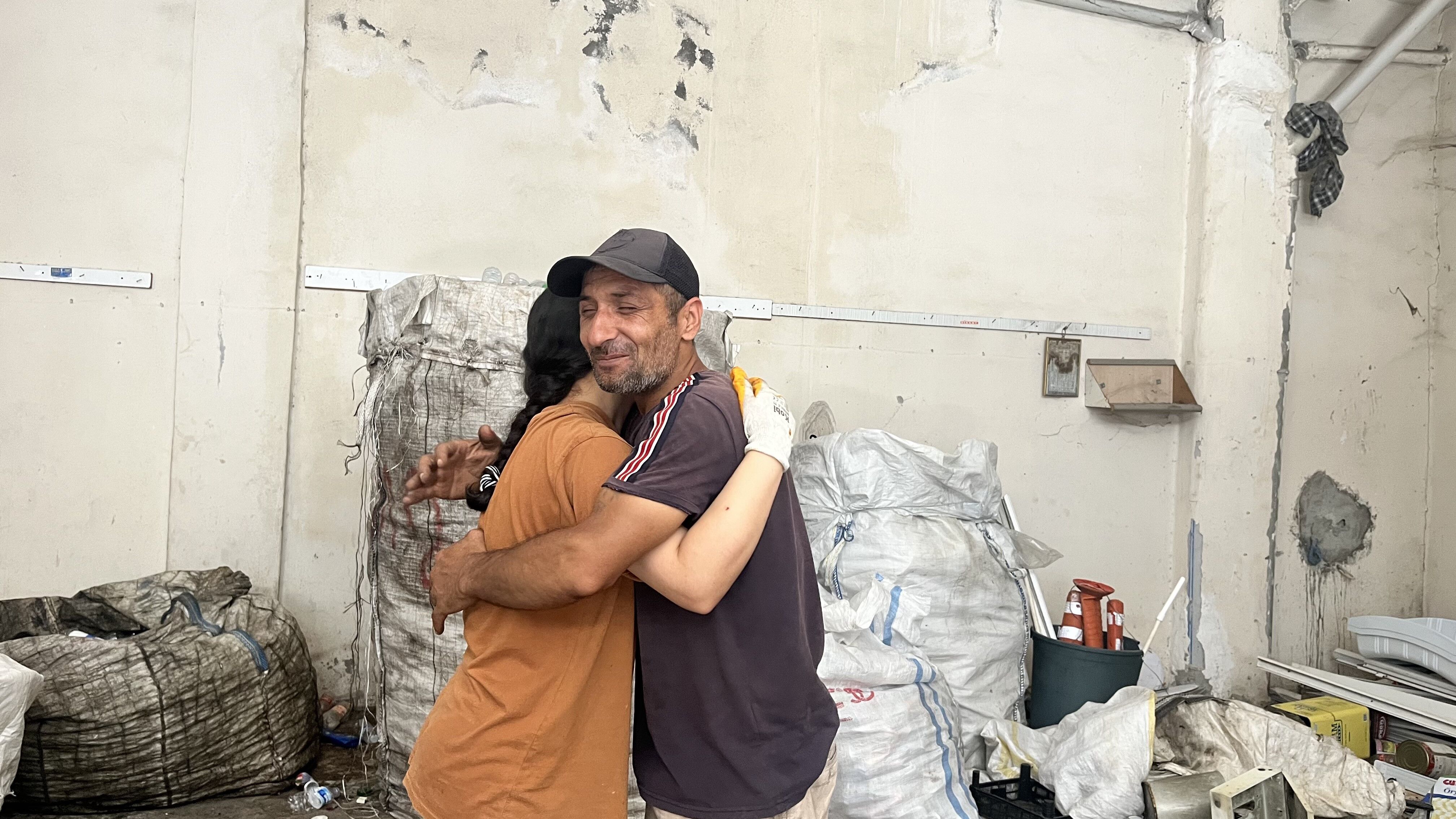 Çöpten Kağıt Topladı, Çocuklarını Okuttu! Kızı Birincilikle Mezun Oldu (7)