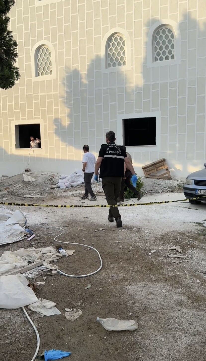 Dakikalar Icinde Gelen Olum Cami Insaati Kan Golune Dondu (3)