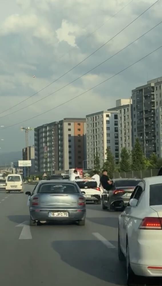 Dugun Konvoyunda Olumle Dans Hem Kendilerini Hem Suruculeri Riske Attilar (2)