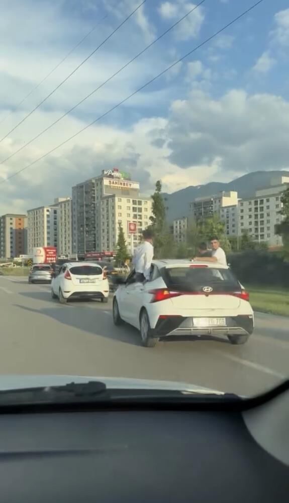 Dugun Konvoyunda Olumle Dans Hem Kendilerini Hem Suruculeri Riske Attilar (3)