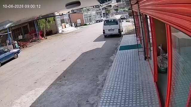 El Freni Unutuldu Otomobil Kendi Kendine Yola Cikti O Anlar Kamerada (2)
