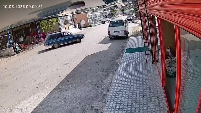 El Freni Unutuldu Otomobil Kendi Kendine Yola Cikti O Anlar Kamerada (3)
