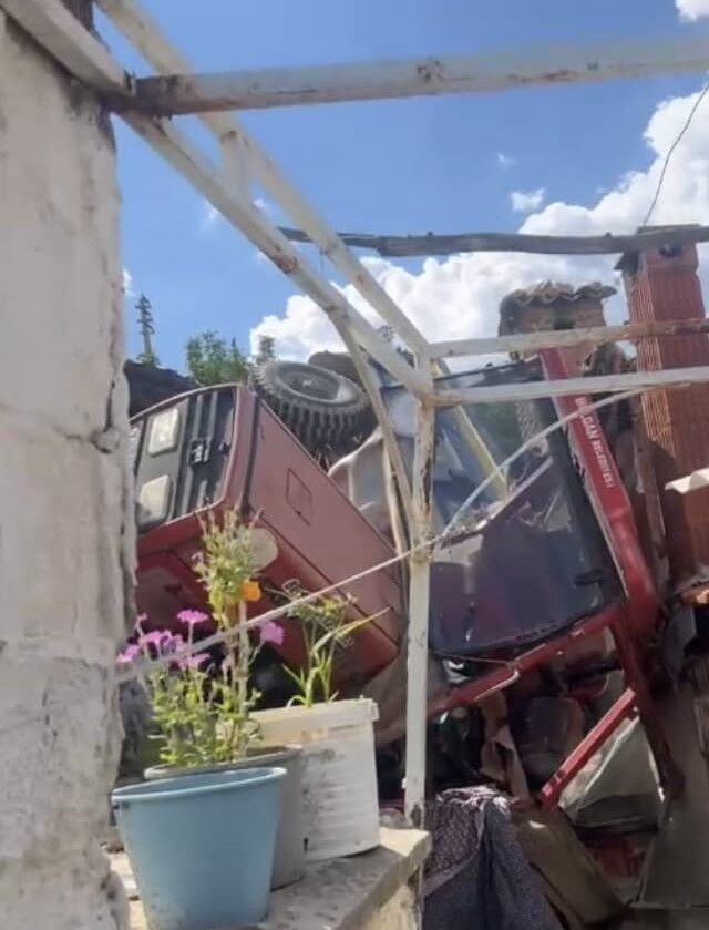 Evde Kimse Olmamasi Facianin Onune Gecti Belediyeye Ait Traktor Evin Bahcesine Uctu (2)