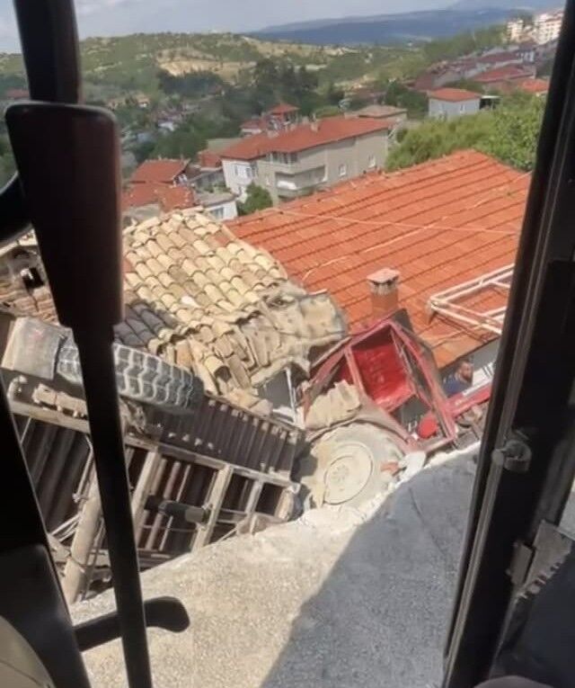Evde Kimse Olmamasi Facianin Onune Gecti Belediyeye Ait Traktor Evin Bahcesine Uctu (3)
