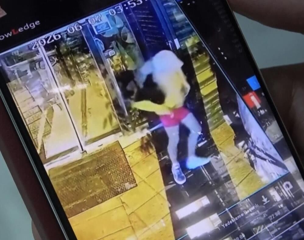 Hirsizlikta Bu Da Oldu 10 Gundur Ayni Dukkana Dadandi Hirsizlik Anlari Kamerada (4)
