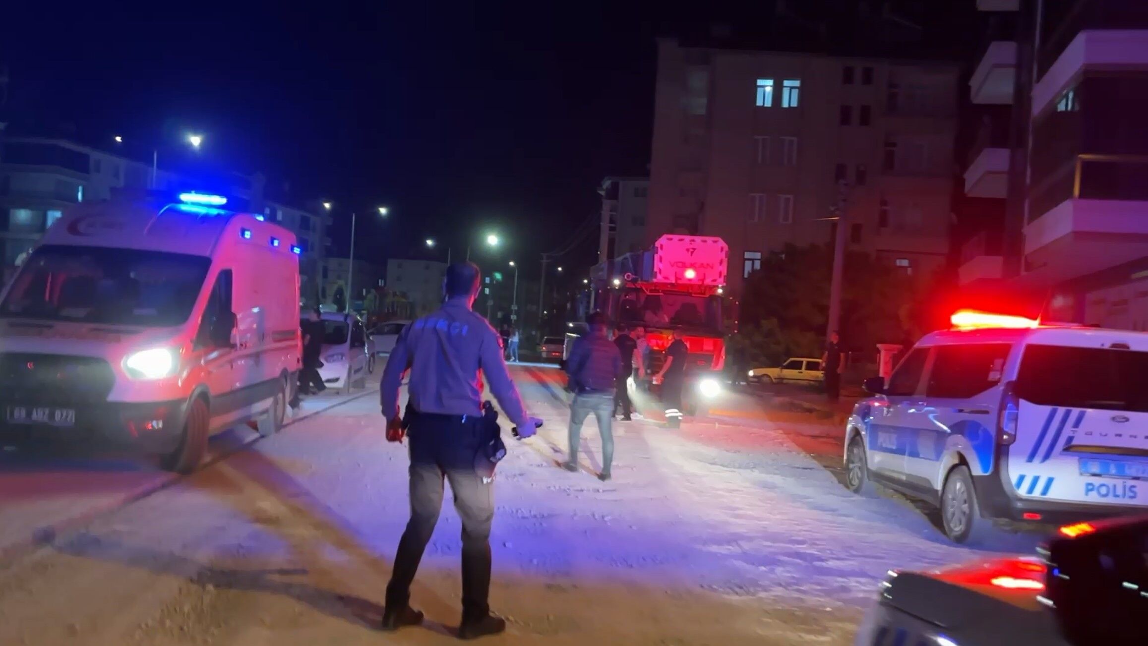 Intihardan Vazgecirilen Genc Ambulans Kapisindan Atlayip Gazeteciye Saldirdi (2)