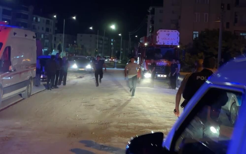 Intihardan Vazgecirilen Genc Ambulans Kapisindan Atlayip Gazeteciye Saldirdi (3)