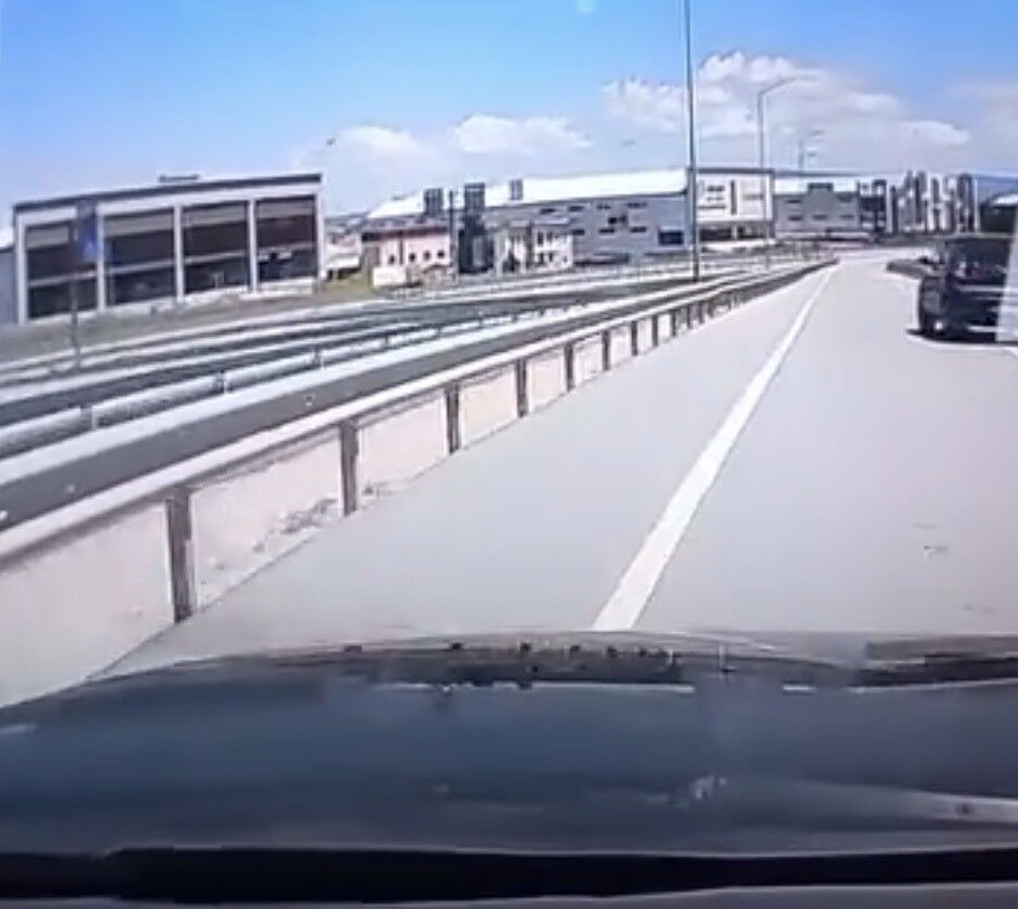 Izleyenleri Cileden Cikardi Trafikte Geri Manevra Kamerada (2)