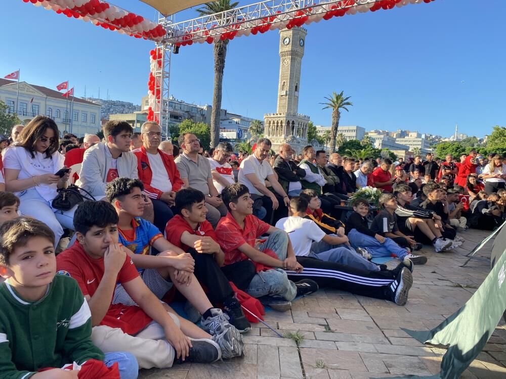 Izmir Valiliginden Yks Karari Etkinliklere Izin Yok Dev Ekranlar Iptal (2)