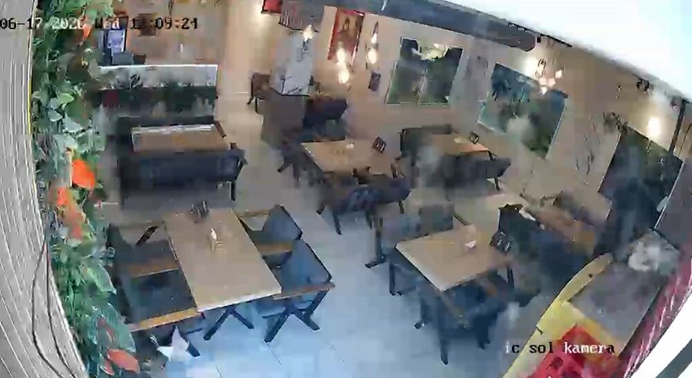 Kafede Patlama Panigi Guvenlik Kamerasi Her Seyi Kaydetti (1)-1