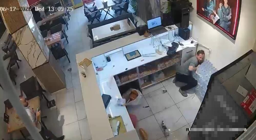 Kafede Patlama Panigi Guvenlik Kamerasi Her Seyi Kaydetti (4)