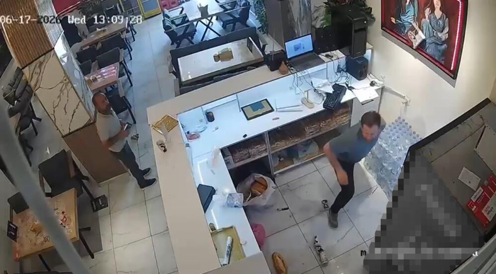 Kafede Patlama Panigi Guvenlik Kamerasi Her Seyi Kaydetti (5)