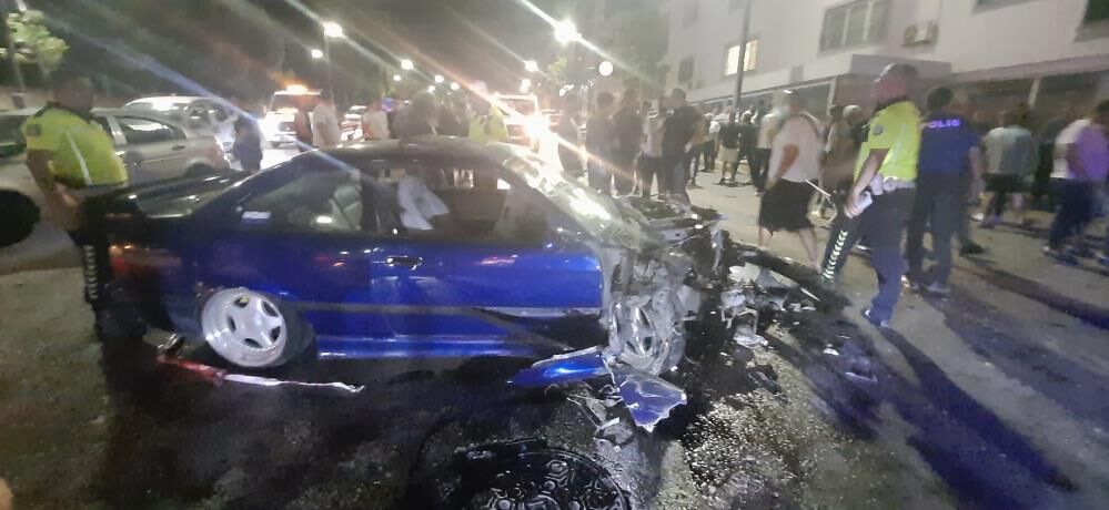 Kavsakta Dehset Anlari Servis Otobusu Ile Otomobil Carpisti 4 Yarali (2)