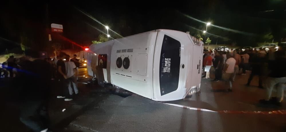 Kavsakta Dehset Anlari Servis Otobusu Ile Otomobil Carpisti 4 Yarali (4)