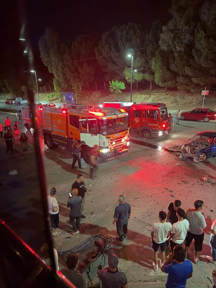 Kavsakta Dehset Anlari Servis Otobusu Ile Otomobil Carpisti 4 Yarali (5)