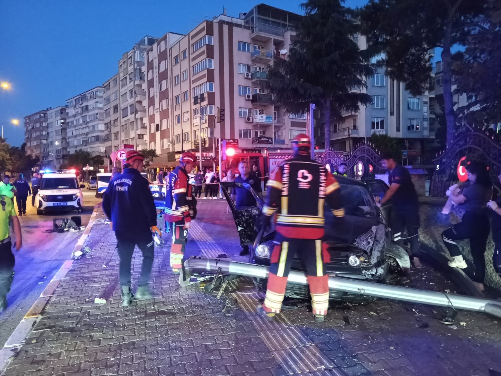 Kavsakta Hizini Azaltmadi Felaket Geldi Genc Surucu Olay Yerinde Can Verdi (2)
