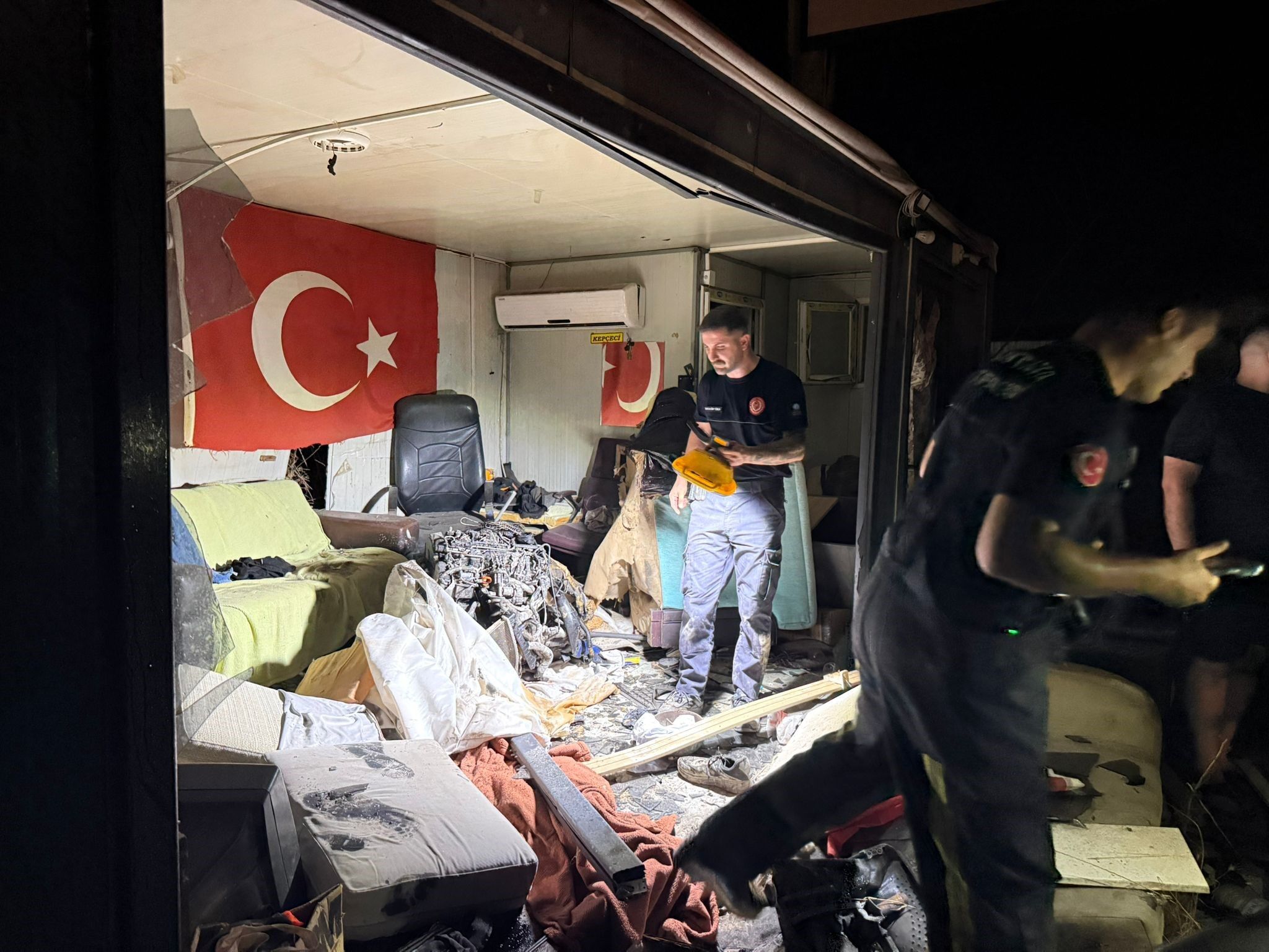 Kaza Yapan Aracin Motoru Barakaya Girdi Olum Kil Payi Teget Gecti (2)