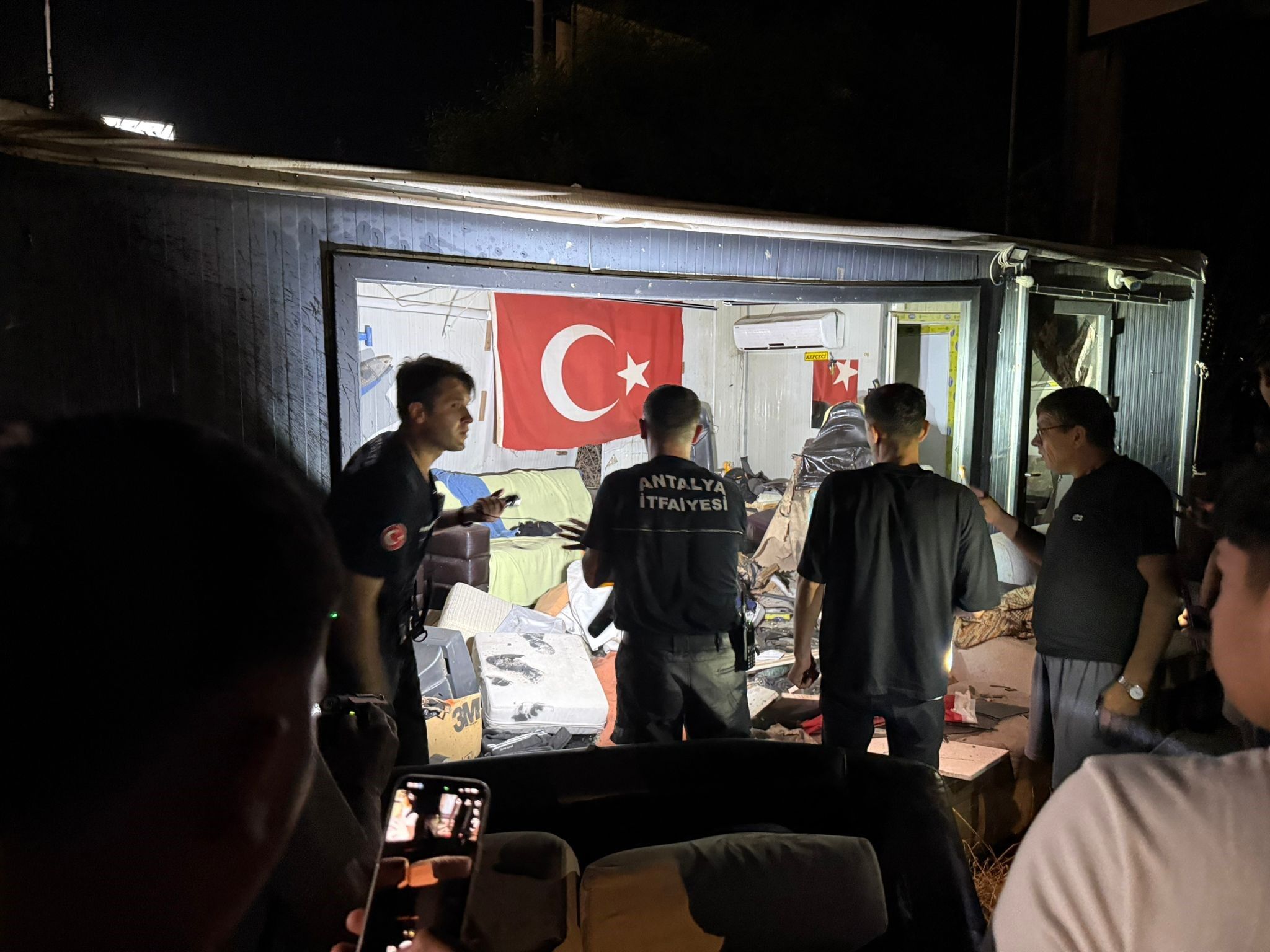 Kaza Yapan Aracin Motoru Barakaya Girdi Olum Kil Payi Teget Gecti (4)
