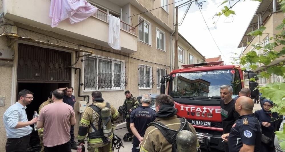 Keskin Koku Yogun Duman Buyuk Panik Mahalle Sokaga Dokuldu (1)