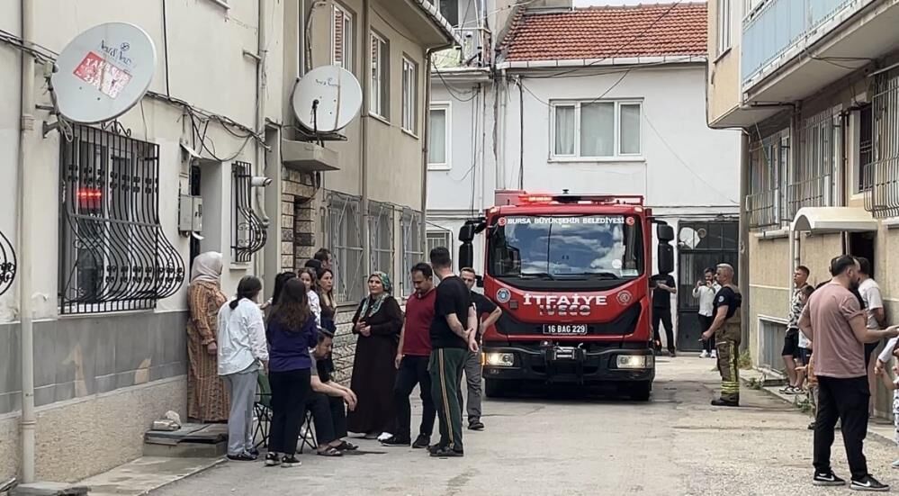 Keskin Koku Yogun Duman Buyuk Panik Mahalle Sokaga Dokuldu (2)