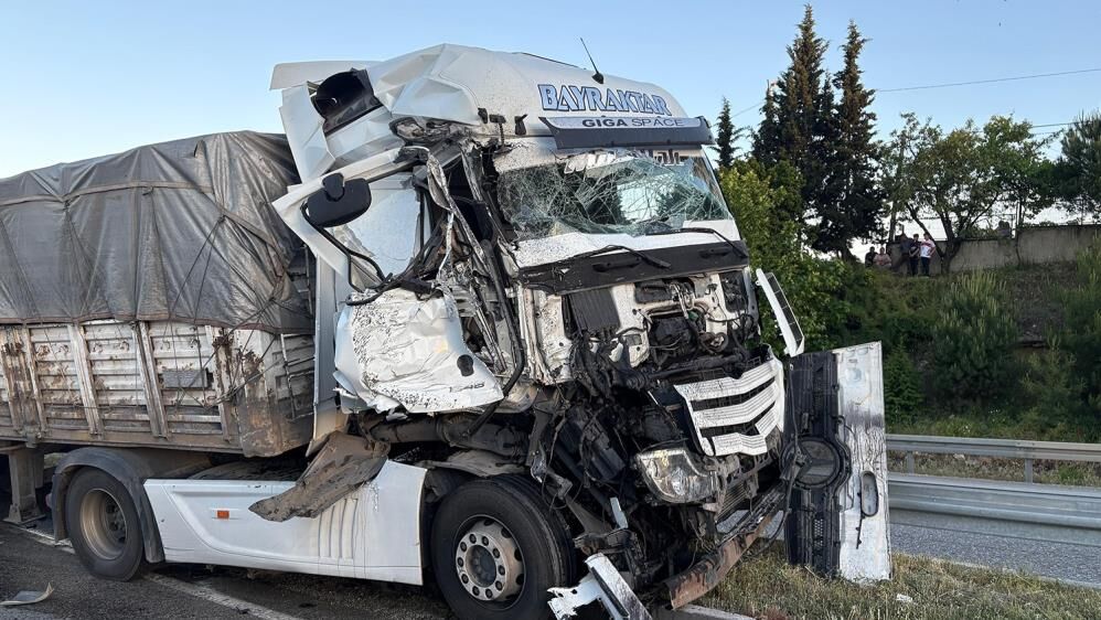 Kula Salihli Yolunda Korkutan Kaza Tirlar Carpisti (3)
