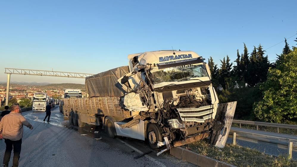 Kula Salihli Yolunda Korkutan Kaza Tirlar Carpisti (6)