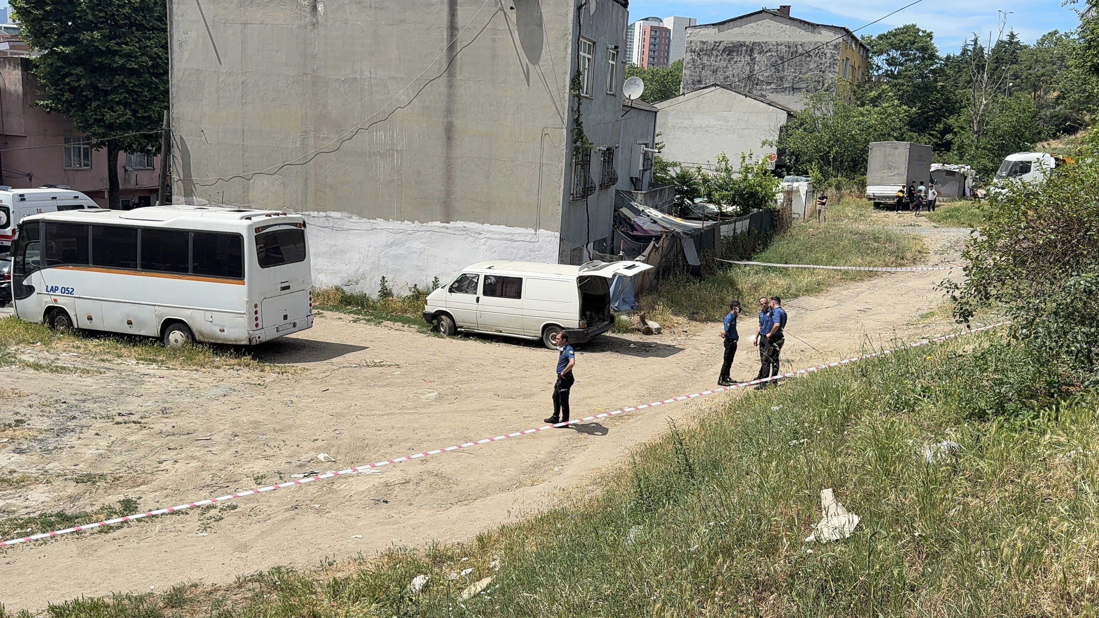 Mahalledeki Kokuyu Kanalizasyon Zannettiler Panelvanin Bagajindan Curumus Ceset Cikti (2)-1