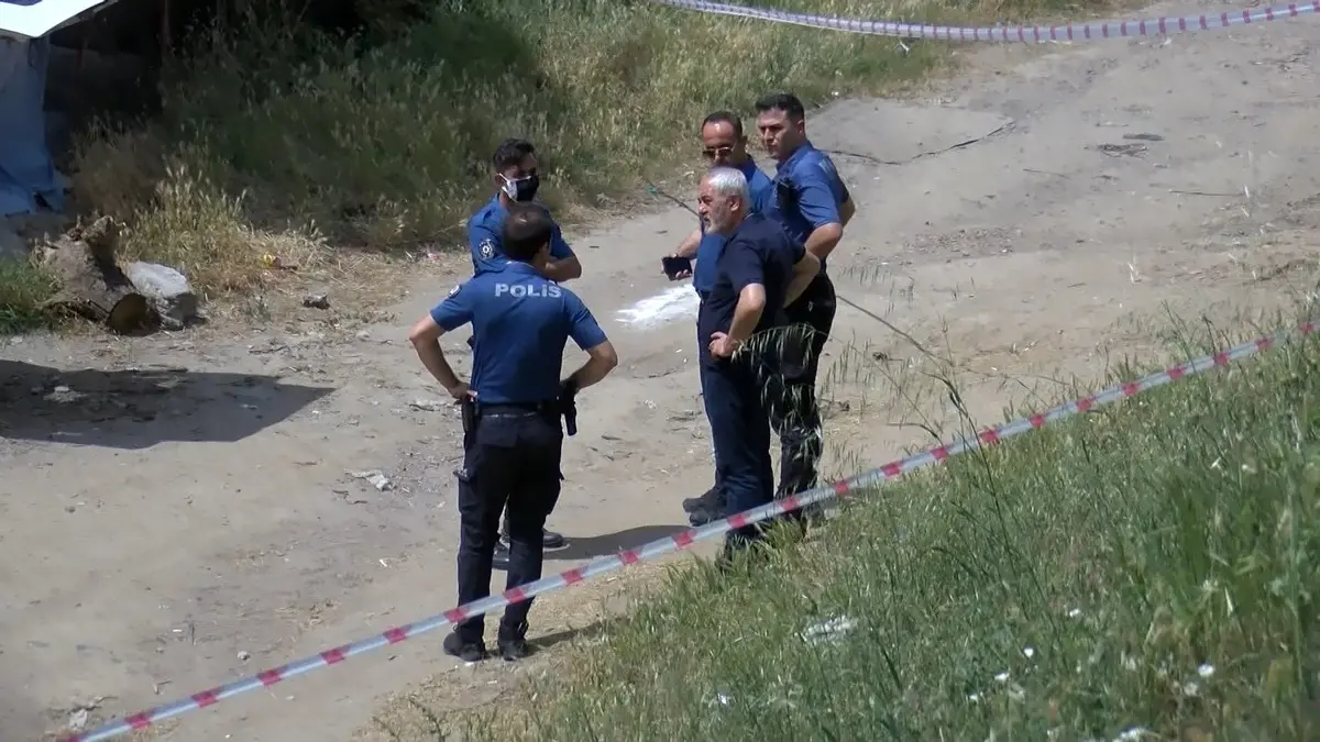 Mahalledeki Kokuyu Kanalizasyon Zannettiler Panelvanin Bagajindan Curumus Ceset Cikti (2)