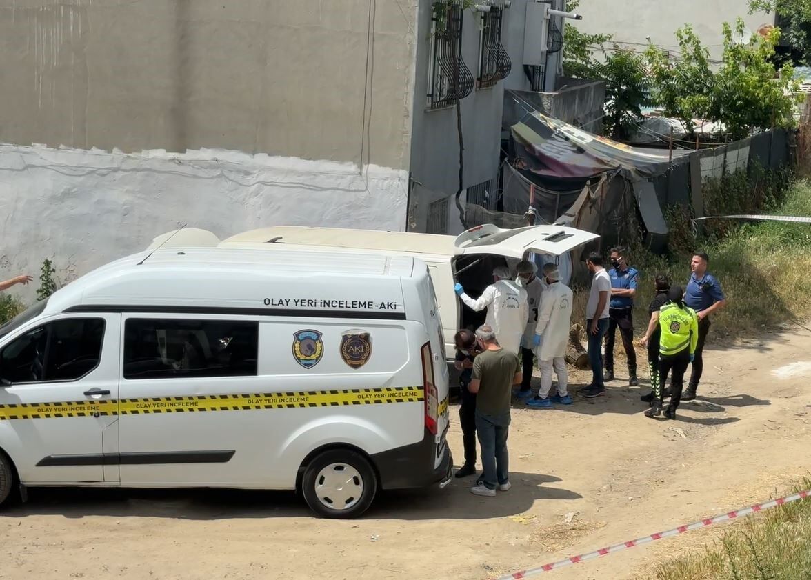 Mahalledeki Kokuyu Kanalizasyon Zannettiler Panelvanin Bagajindan Curumus Ceset Cikti (3)