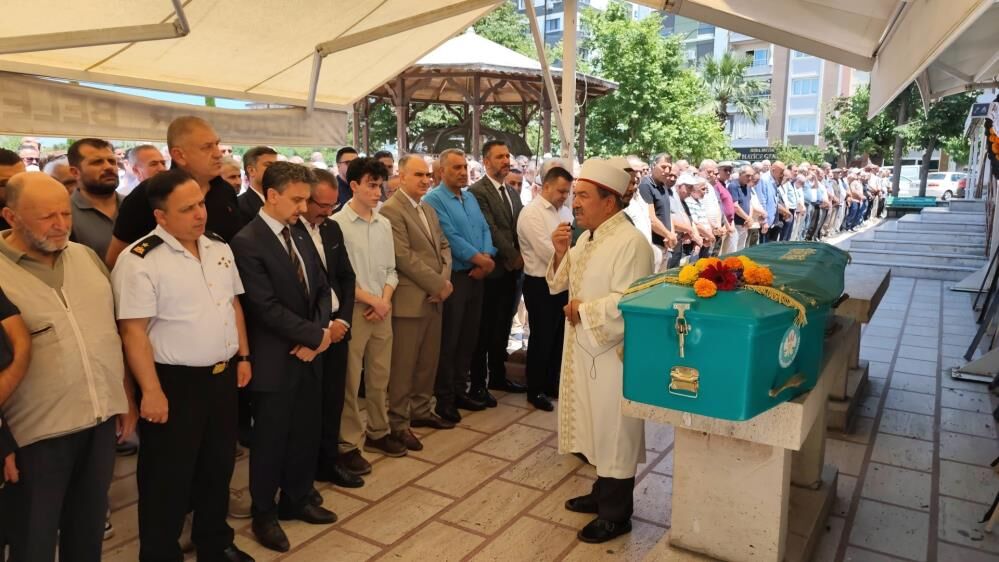 Manisada Cenazede Sok Anlar Kalp Krizinden Olen Yakin Arkadasinin Cenazesinde Kalp Kri (1)-1