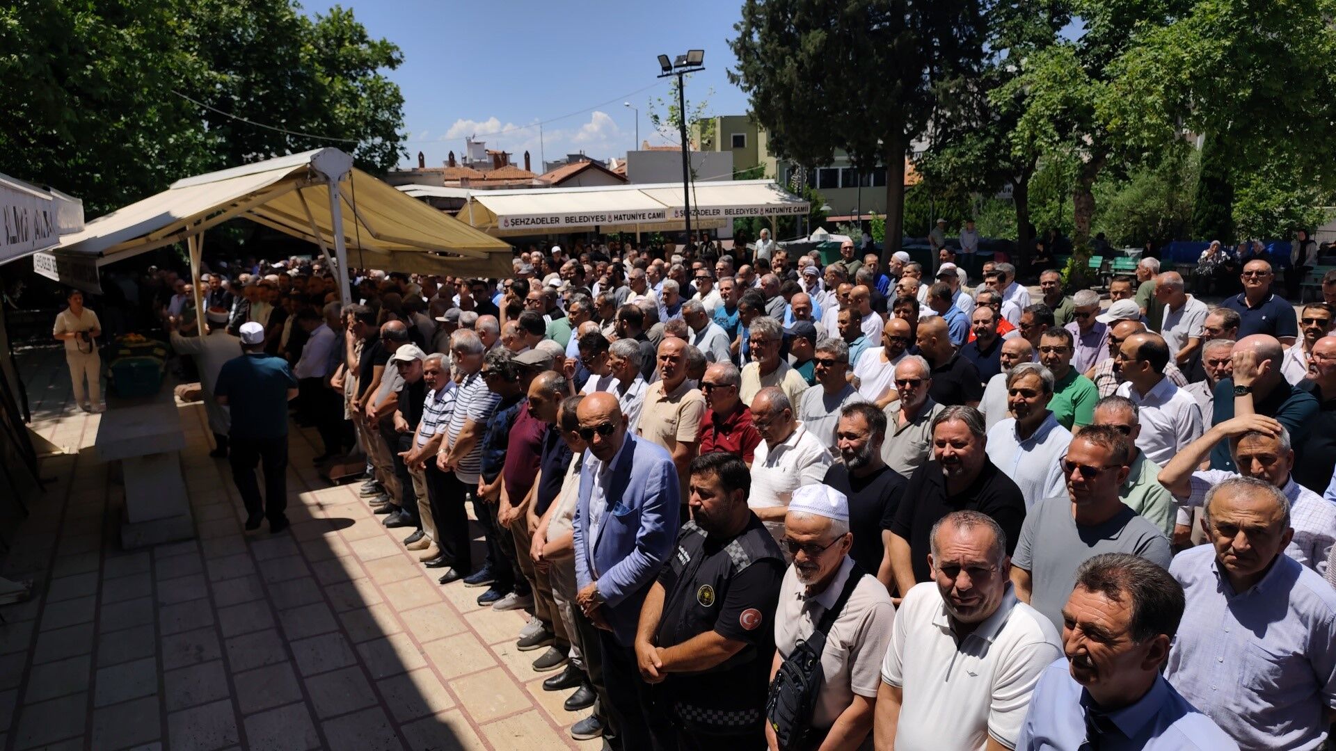 Manisada Cenazede Sok Anlar Kalp Krizinden Olen Yakin Arkadasinin Cenazesinde Kalp Kri (4)