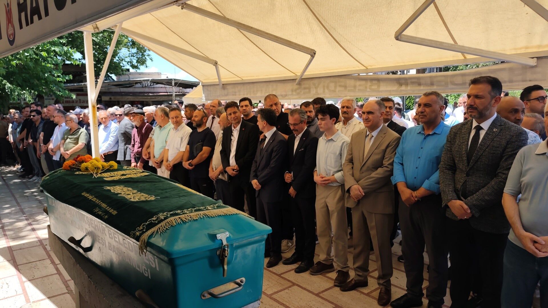 Manisada Cenazede Sok Anlar Kalp Krizinden Olen Yakin Arkadasinin Cenazesinde Kalp Kri (5)