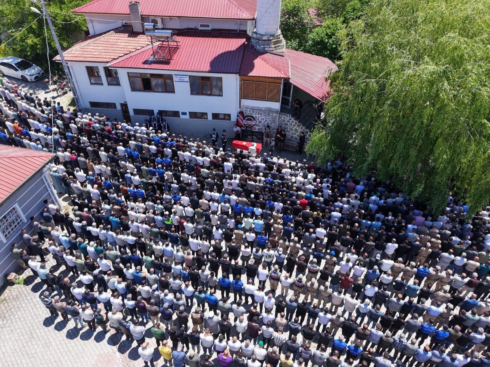 Manisada Gorev Basinda Hayatini Kaybetmisti Erzincanda Topraga Verildi (1)