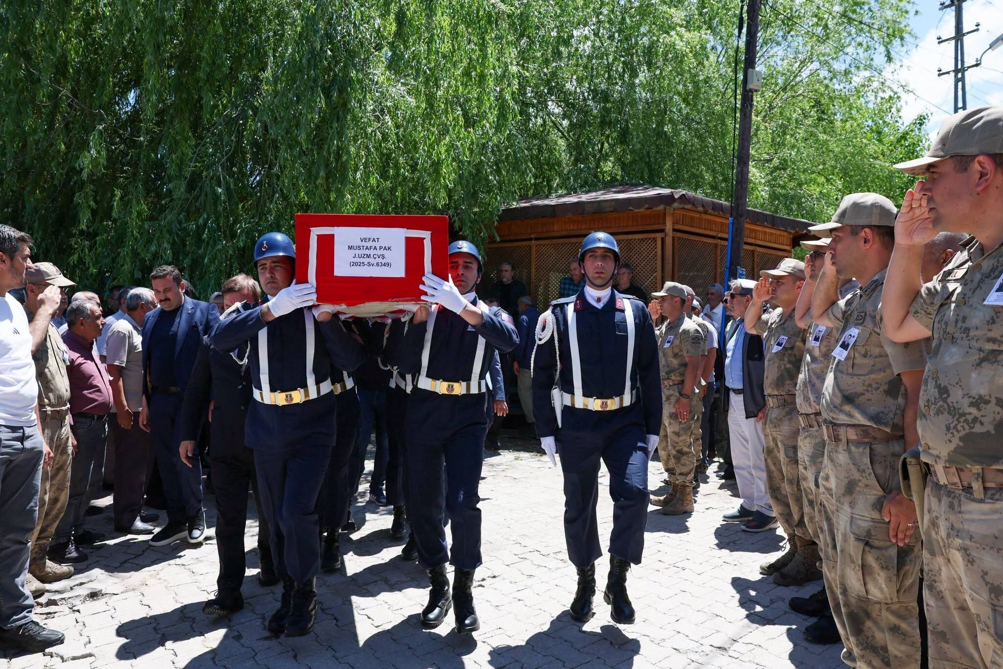 Manisada Gorev Basinda Hayatini Kaybetmisti Erzincanda Topraga Verildi (3)
