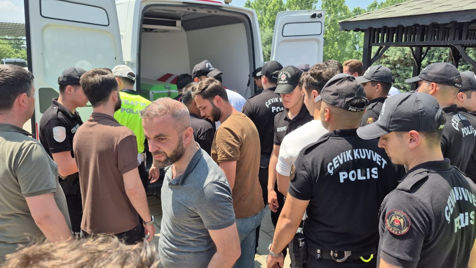 Meslektaslari Yikildi 30 Yasindaki Genc Polis Memuru Evinde Olu Bulundu (2)